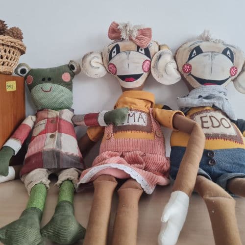 Ručne šitá látková hračka opica v teplákovej súprave.